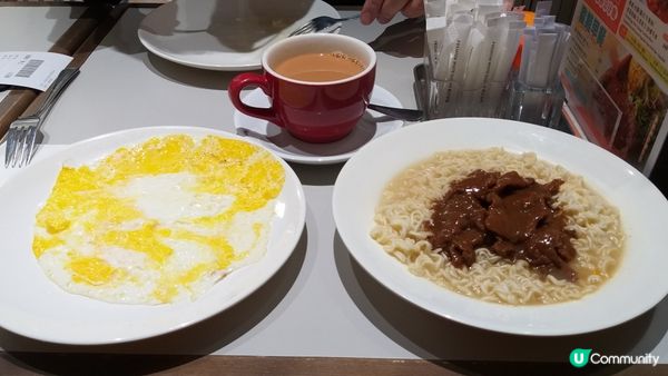今天的早餐在銅鑼灣的快樂.順景，點了早餐B.沙爹配煎熟蛋，加...