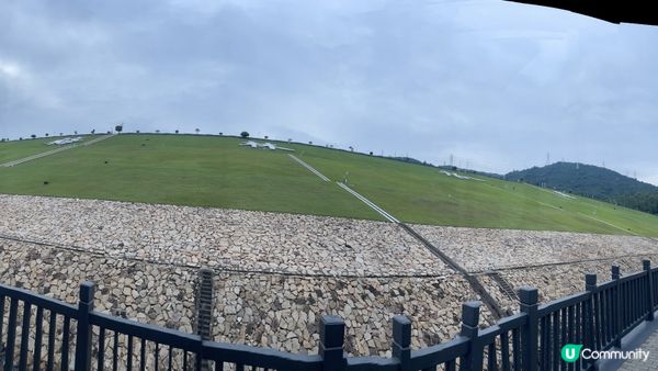 似宮崎峻滑行道的堤壩