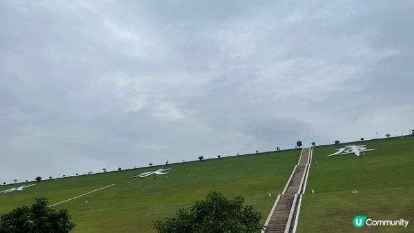 似宮崎峻滑行道的堤壩