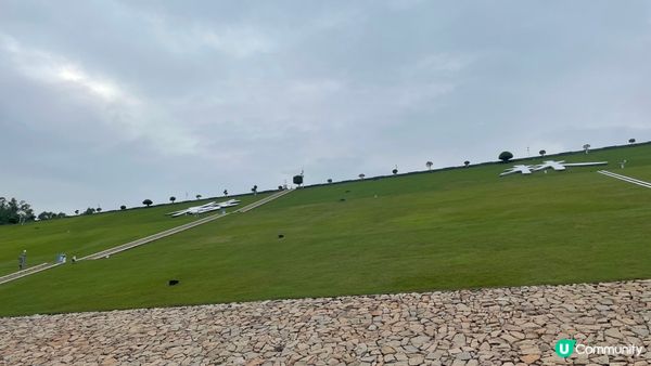 似宮崎峻滑行道的堤壩