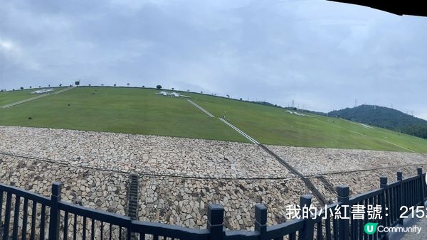 似宮崎峻滑行道的堤壩