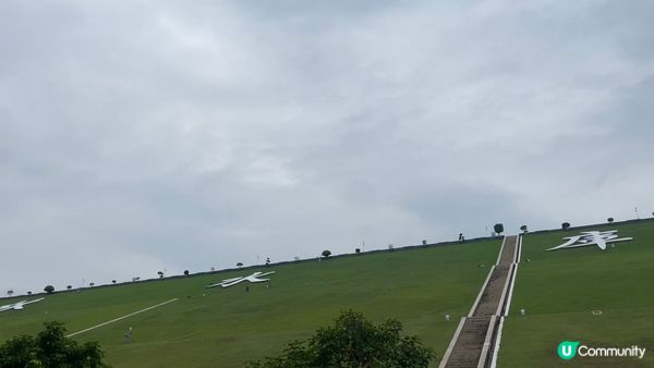 似宮崎峻滑行道的堤壩