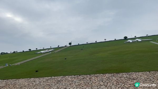 似宮崎峻滑行道的堤壩