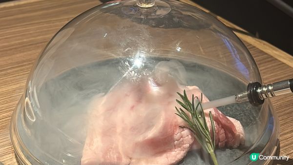 早前在尖沙咀海港城的雪下覓炙吃了煙燻蘋果木豬五花，會在客人面...