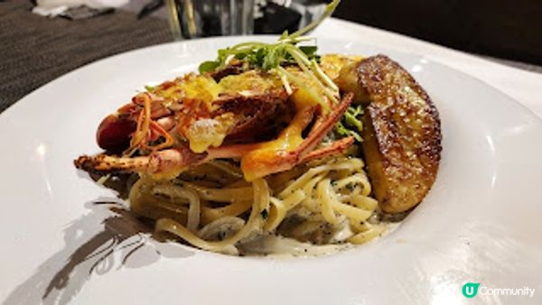 Lockeroom Dining．更衣室中的美味