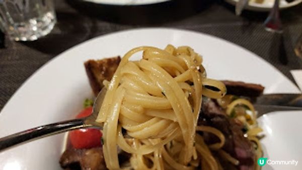 Lockeroom Dining．更衣室中的美味