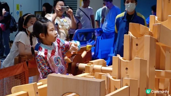 我帶囡囡和好朋友一起去科學館參觀和玩。