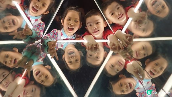 我帶囡囡和好朋友一起去科學館參觀和玩。