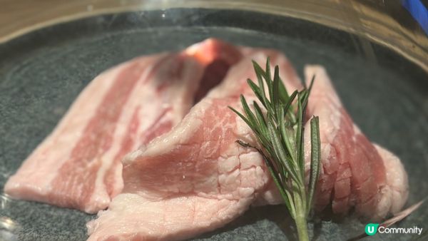 早前在尖沙咀海港城的雪下覓炙吃了煙燻蘋果木豬五花，會在客人面...