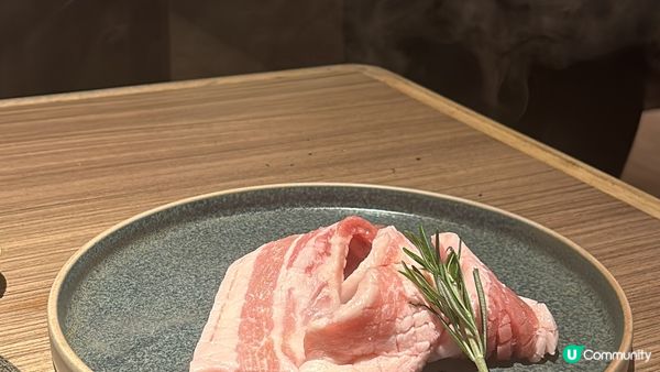 早前在尖沙咀海港城的雪下覓炙吃了煙燻蘋果木豬五花，會在客人面...