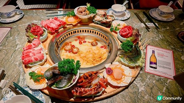 這次到了佐敦香江花月打邊爐，叫了一個海鮮花環套餐，湯底選了花...