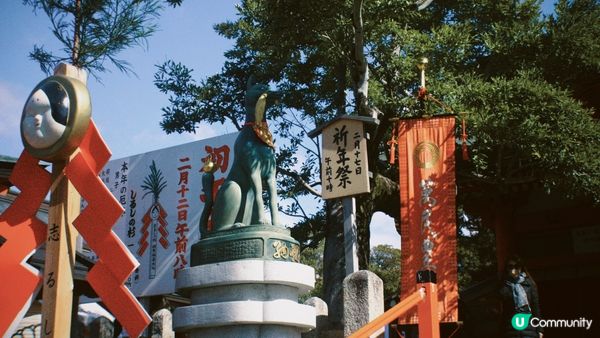 伏見稻荷大社擁有漂亮的鳥居，有不少告示牌詮釋了日本歷史，在此...