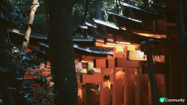 伏見稻荷大社擁有漂亮的鳥居，有不少告示牌詮釋了日本歷史，在此...