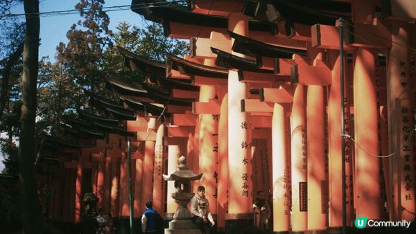伏見稻荷大社擁有漂亮的鳥居，有不少告示牌詮釋了日本歷史，在此...