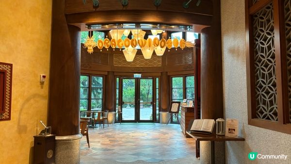 迪士尼酒店生日慶祝當然少不了卡通裝飾既生日蛋糕，今次中西合壁...