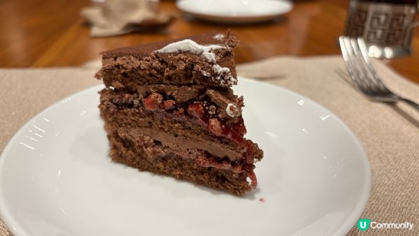 迪士尼酒店生日慶祝當然少不了卡通裝飾既生日蛋糕，今次中西合壁...