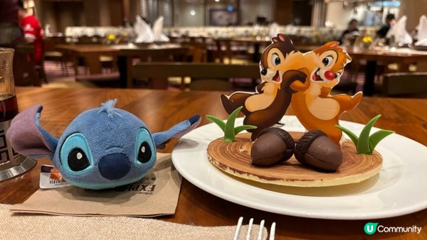 迪士尼酒店生日慶祝當然少不了卡通裝飾既生日蛋糕，今次中西合壁...