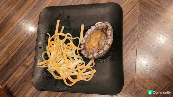 圖為2024年4月在東京麻布食的鐵板燒，廚師烹調前會展示原材...