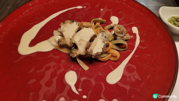 圖為2024年4月在東京麻布食的鐵板燒，廚師烹調前會展示原材...