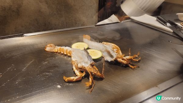 圖為2024年4月在東京麻布食的鐵板燒，廚師烹調前會展示原材...