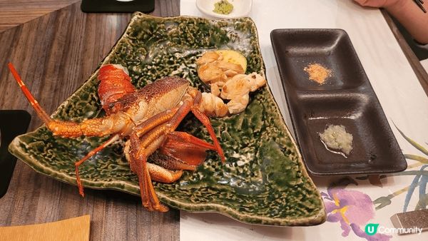 圖為2024年4月在東京麻布食的鐵板燒，廚師烹調前會展示原材...