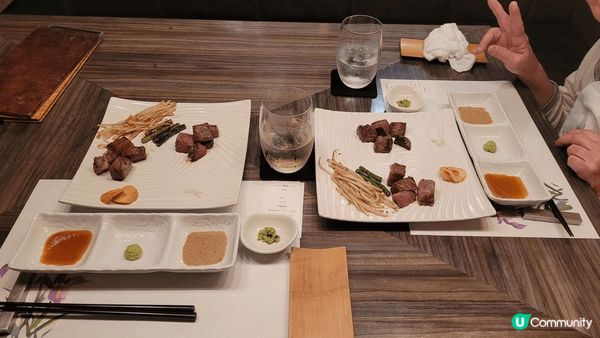 圖為2024年4月在東京麻布食的鐵板燒，廚師烹調前會展示原材...