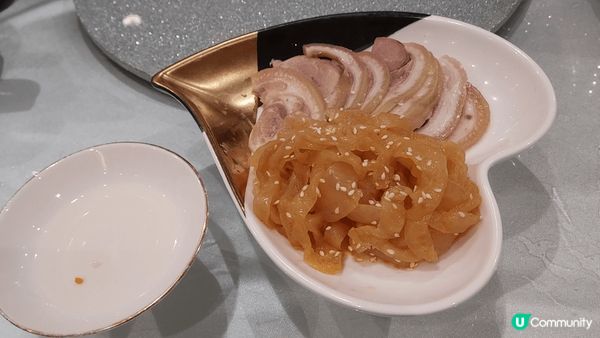一家人到餐館去用餐，首選脆皮燒腩仔，加上冷盤海蜇熏蹄，還有椒...
