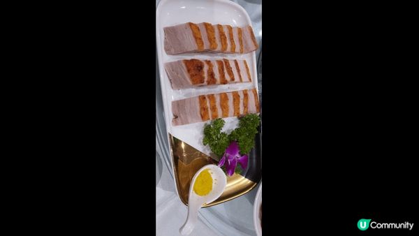 一家人到餐館去用餐，首選脆皮燒腩仔，加上冷盤海蜇熏蹄，還有椒...