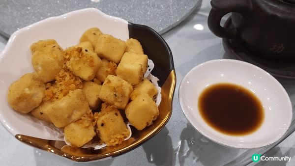 一家人到餐館去用餐，首選脆皮燒腩仔，加上冷盤海蜇熏蹄，還有椒...