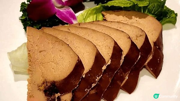 紅酒鵝肝和蒸鰣魚。前者咬落粉 嫩兼豐腴甘美,且散發酒香與鹵水...