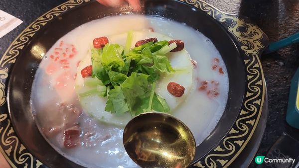 今次去到麻甩爐食任食雞煲，仲有椰子雞煲，雞煲可以任食，我地食...