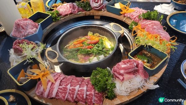 今次去到麻甩爐食任食雞煲，仲有椰子雞煲，雞煲可以任食，我地食...