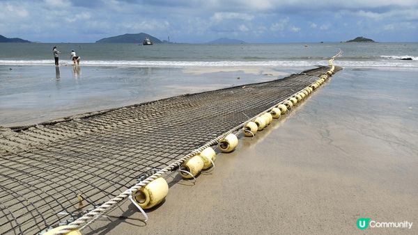 位於東涌的上長沙泳灘，無人之境的靚境，水天一色，幼滑黑沙，夏...