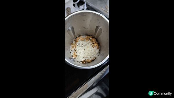Bruno豆漿機處女下海泡製腰果糊，腰果，米及冰糖然後自動製...