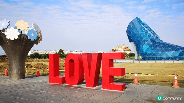 位於嘉義縣布袋鎮海興街6號的幸福晶瑩巨大玻璃高跟鞋，當地曾經...