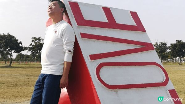 位於嘉義縣布袋鎮海興街6號的幸福晶瑩巨大玻璃高跟鞋，當地曾經...