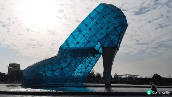 位於嘉義縣布袋鎮海興街6號的幸福晶瑩巨大玻璃高跟鞋，當地曾經...