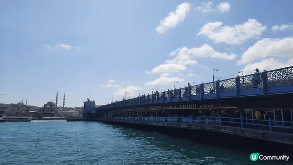土耳其伊斯坦堡博斯普魯斯海峽的加拉塔大橋上遊人如鯽，而當地人...