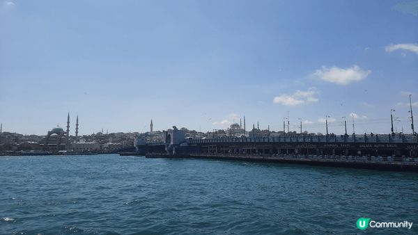 土耳其伊斯坦堡博斯普魯斯海峽的加拉塔大橋上遊人如鯽，而當地人...