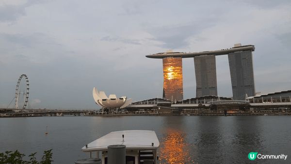 拍攝地點: 新加坡魚尾獅公園. 可以在魚尾獅公園望到對岸的濱...