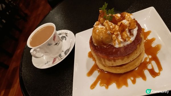 在日本松山最旺的大街道口的咖啡甜品店，就被門口的蛋糕相吸引，...