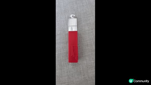 唇膏持久不脫色，顏色選擇多，非常滋潤，淡香水味道迷人