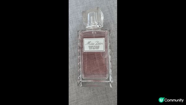 唇膏持久不脫色，顏色選擇多，非常滋潤，淡香水味道迷人