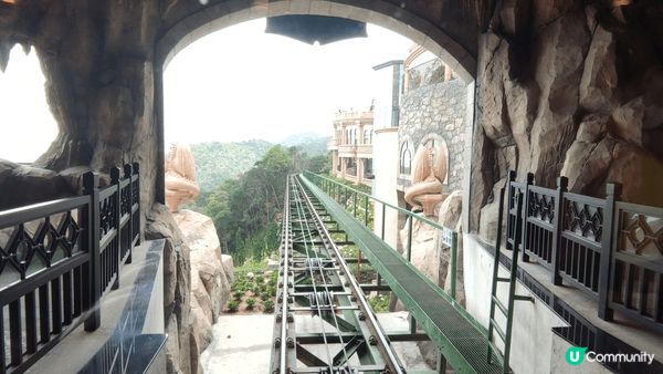 喜歡峴港巴拿山公園，園內有室內室外遊樂場，有花園區，風景區，...