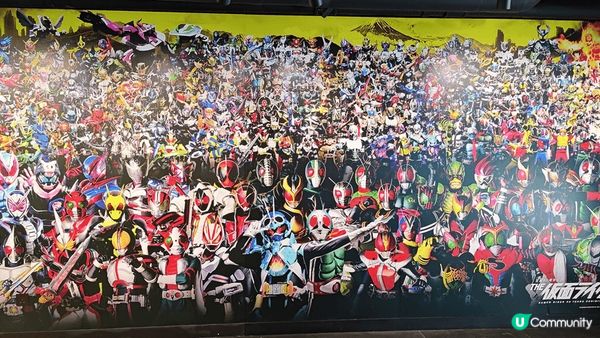 現正狂熱進行中的幪面超人展，會場門前一張集合全體超人的大合照...