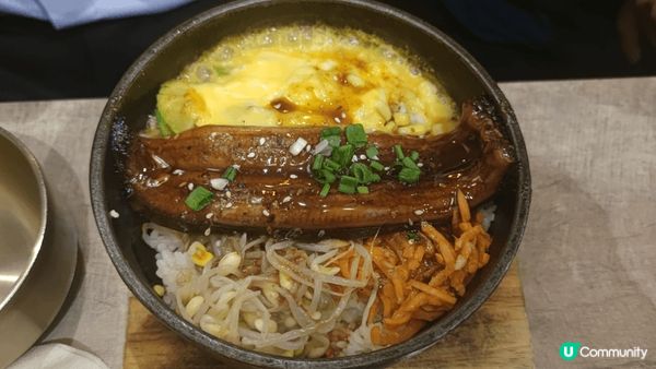 韓國食品，韓國泡菜烤魚，原條鰻魚石頭鍋飯，無骨豬手。
