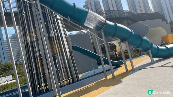 天秀公園有大人小朋友，喜歡玩樂地方，有瀡滑梯、鞦韆，玩到不亦...