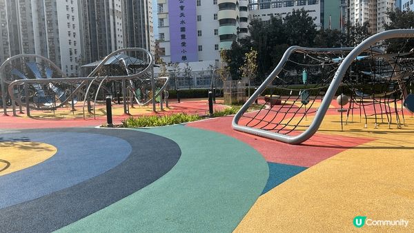 天秀公園有大人小朋友，喜歡玩樂地方，有瀡滑梯、鞦韆，玩到不亦...