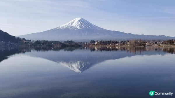 平靜湖水，蔚藍天空，河口湖富士山倒影， 值得去打卡的地方。