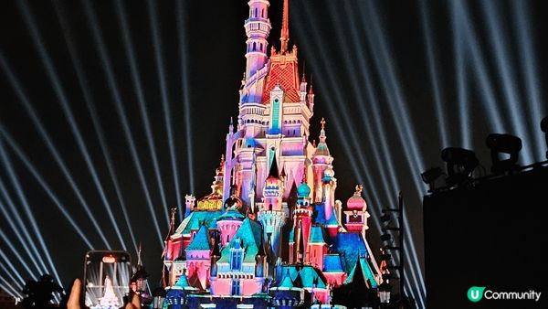 喜歡去灣仔、尖沙咀同埋迪士尼，因為個打卡都好正！！跟住影咗好...